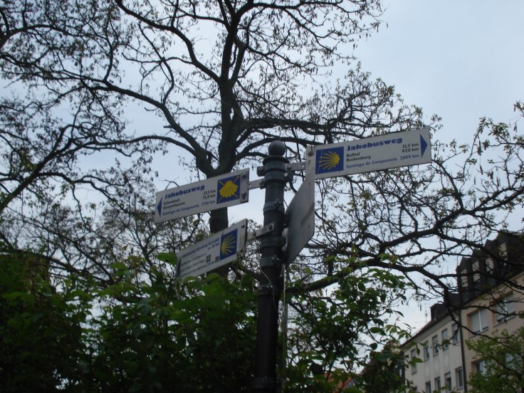 Wegweiser an der Jakobskirche, Nürnberg (Foto: schrittWeise)