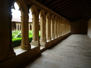 Kreuzgang in der Abtei Saint-Fortunat (Fotorechte: schrittWeise)