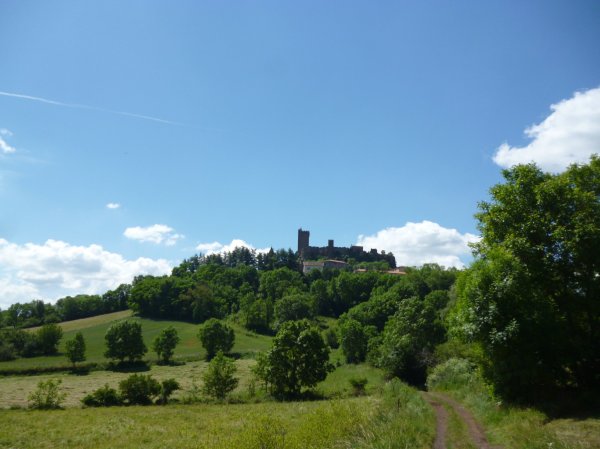 Aufstieg zum Dorf Polignac im Velay (Fotorechte: schrittWeise)