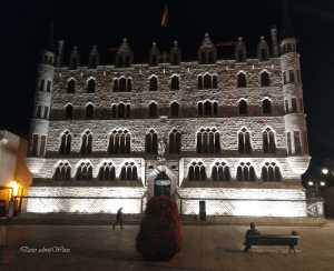Casa Botines bei Nacht