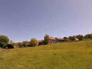 An einem Weiler vorbei