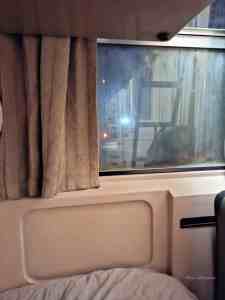 Das untere Bett und Fenster