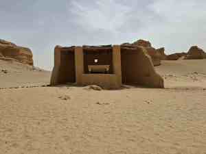 Eine kleine Schutzhütte mit Informationen