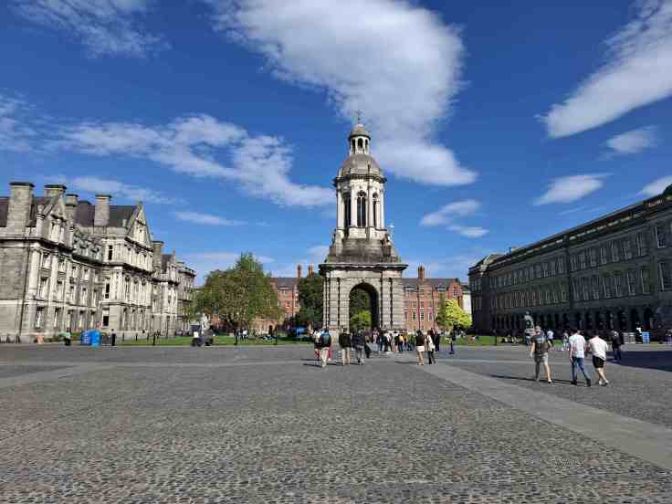 Trinity College mit dem Campanile auf dem Parliament Square