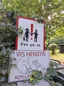 Dänische Warnschilder