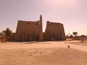 Vor dem Luxor-Tempel