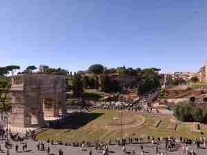 Der Konstantinbogen vom Kolosseum aus gesehen