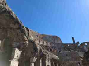 Die Zuschauerränge von der Seite