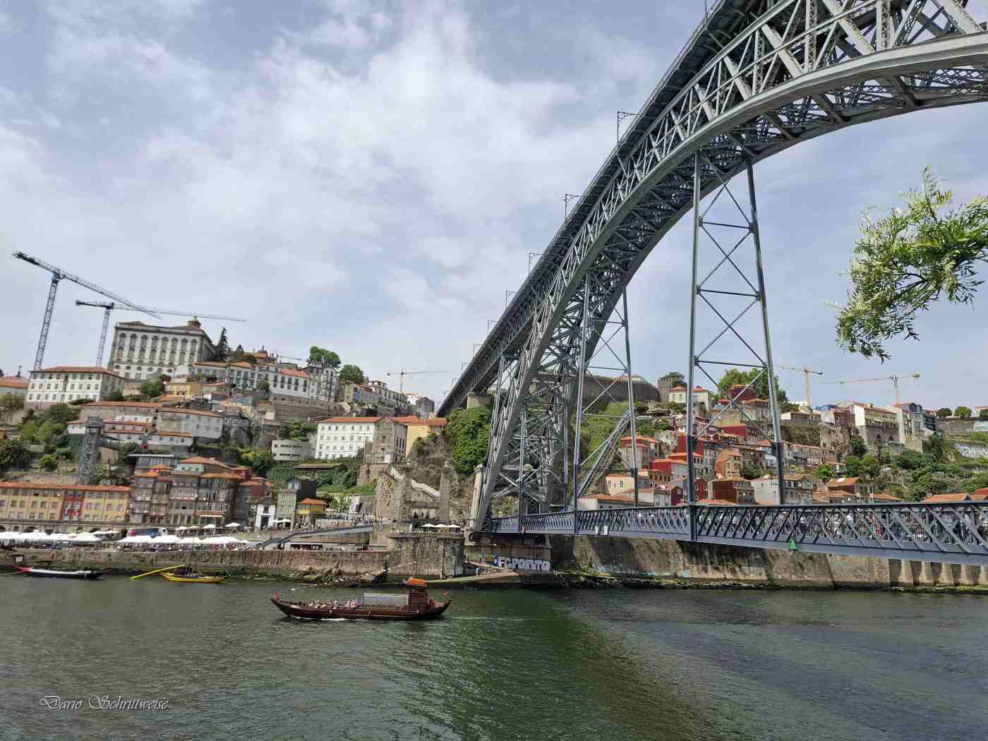 Die Brücke mit einem Rabelo-Schiff