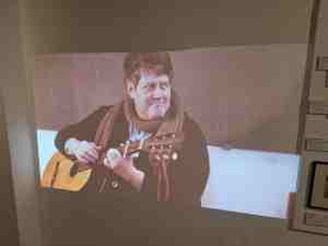 Pratt mit Gitarre